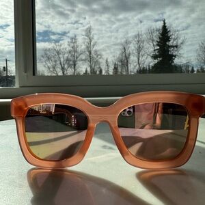 Diff Eyewear Carson Chic Oyster pink Sunglasses with pink taupe flash lense